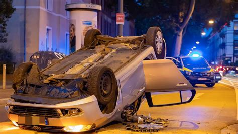 Unfall In Frankfurt Vw Golf Berschl Gt Sich Zwei Verletzte