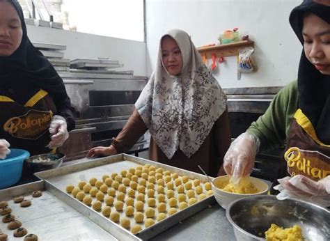 Raup Cuan Pengusaha Kue Kering Kebanjiran Pesanan Jelang Lebaran