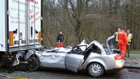 Auto Rast Ungebremst In Sattelzug Fahrer Sofort Tot