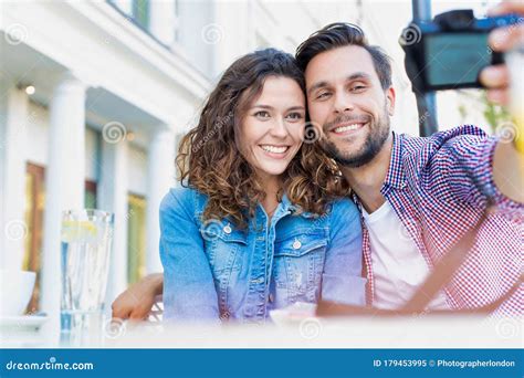 Portrait De L Homme Prenant Selfie Avec Sa Belle Petite Amie Image