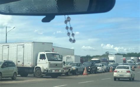 Jornal Correio Protesto deixa trânsito parado na BR 324 sentido Feira