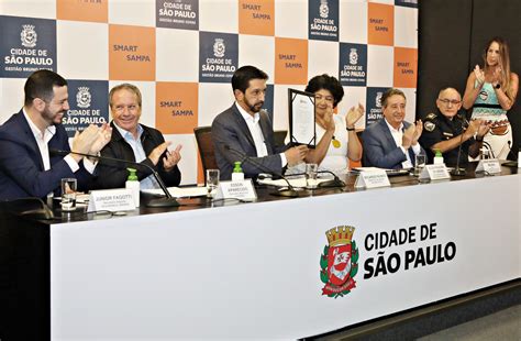 Prefeito assina contrato para o início do Smart Sampa maior programa