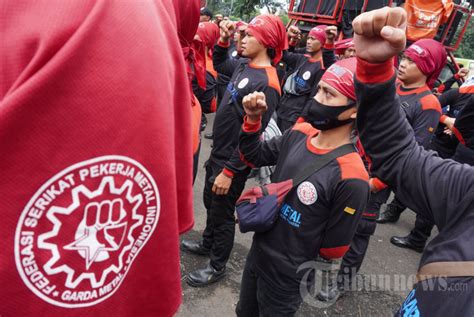 Buruh Unjuk Rasa Di Disnaker Jabar Tuntut Kenaikan Umk Foto