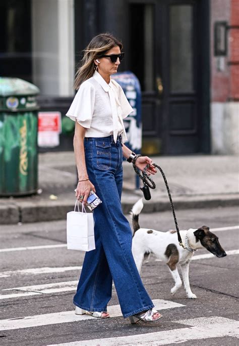 C Mo Llevar Jeans Acampanados Con Sandalias En Primavera Verano