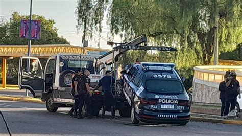 Un móvil de la policía chocó contra un poste de luz en Godoy Cruz dos