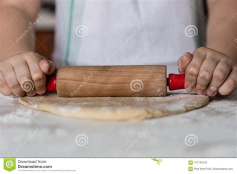 Bolinhas De Massa Saborosos Enchimento Da Batata Fazendo Bolinhas