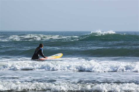 海滩上冲浪者与冲浪板图片 拿着冲浪板的夫妻素材 高清图片 摄影照片 寻图免费打包下载