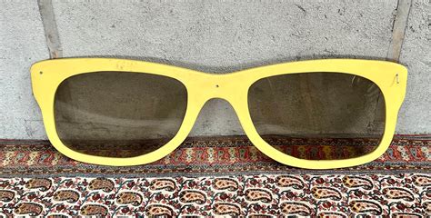 Grande Paire De Lunettes Décoration Murale En Bois Vernis Jaune Et