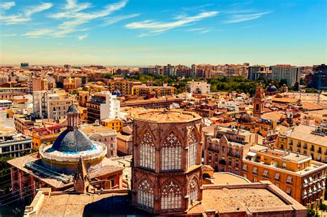 Old town of Valencia at night – free photo on Barnimages