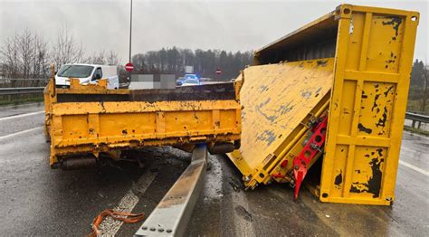 M Ngenwil Ag Verlorene Lkw Ladung Verursacht Unfall Auf Der A