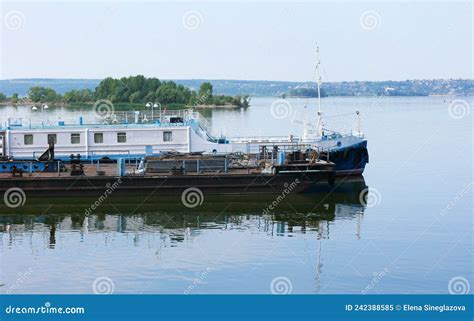 Terminal Principal De Passageiros No Porto Fluvial De Kazan No Rio