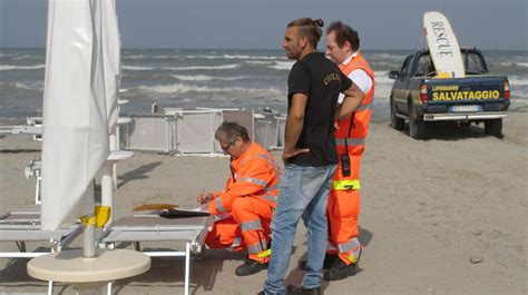 Punta Marina Padre Annega Per Salvare Il Figlio