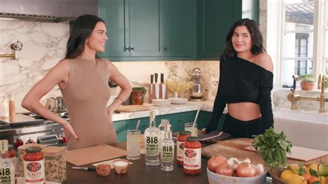 LEGENDADO Kendall Jenner e Kylie Jenner fazem macarrão alla Tequila