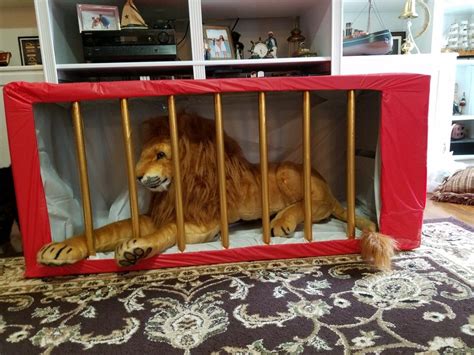 Circus Prop Pallet Project Diy Lion In A Cage Circus Decorations Diy