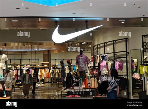 Shanghai China Mai Kunden Kaufen In Einem Nike Store In