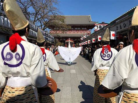 今日の新門 今日は浅草寺舞の一つである、白鷺の舞が行われています。 第2回目は1時半より、浅草公会堂より出発いたします。