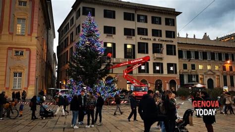 A Genova Si Accende L Aria Di Natale Tra Mercatini E Albero