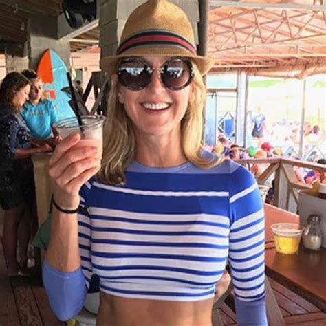 Good Morning Americas Lara Spencer Rocks Her Abs On Vacation E