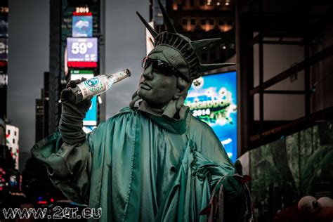 Leise Auf Reise First Stop Time Square Broadway The Naked Cowboy