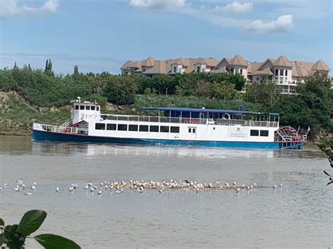 Hundreds rescued in overnight evacuation aboard Edmonton Riverboat ...