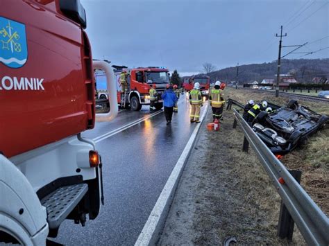 Wypadek na ul Tarnowskiej w Gromniku Samochód osobowy wypadł z drogi