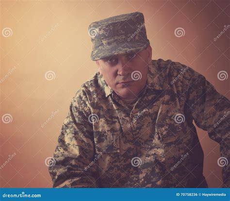 Uomo Militare Serio Dellesercito In Studio Fotografia Stock Immagine