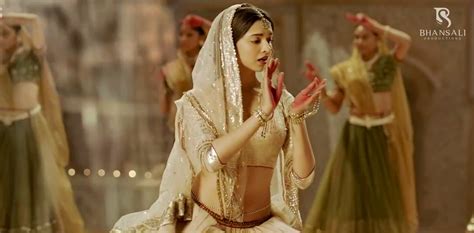 Mohe Rang Do Laal Bajirao Mastani Deepika Padukone Dance Pose