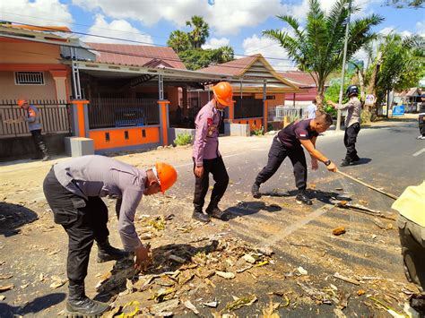 Bahayakan Warga Dan Pengguna Jalan Tim Sar Brimob Bone Evakuasi Pohon