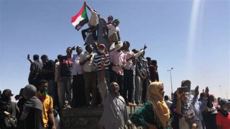 مظاهرات السودان استمرار الاعتصام في مقر القيادة العامة للجيش بالخرطوم