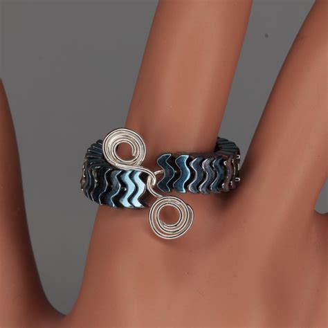 925er Ring Ornament gedrahtet mit Hämatit Wellen blau galvanisie