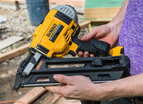 Battery Powered Brad Nailer Dewalt Dewalt Dcn690 Cordless Framing