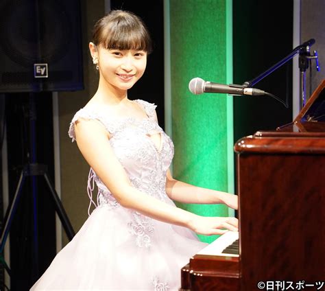 「グラビアもできる演歌歌手」望月琉叶が初配信公演、ピアノ弾き語りも披露 音楽写真ニュース 日刊スポーツ