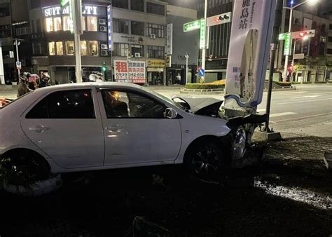 台醉酒女駕車撞捷運站牌 巨大聲響驚動警員