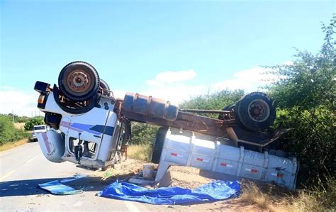 Caminhão carregamento de areia tomba após pneu estourar na BR 407