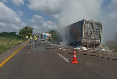 Caja De Tr Iler Cargada Con Fertilizante Se Incendia Sobre La Maxipista