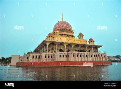 PUTRA MOSQUE PUTRAJAYA MALAYSIA Stock Photo Alamy