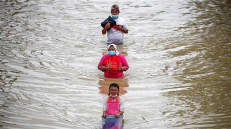 Al menos 7 muertos y más de 51 mil evacuados por raras inundaciones en