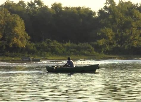 Desesperada búsqueda de un nene que se cayó en el Río Colastiné Radio