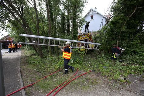 Belfort Le Camion De Pompiers A Percut Une Voiture En Se Rendant Sur