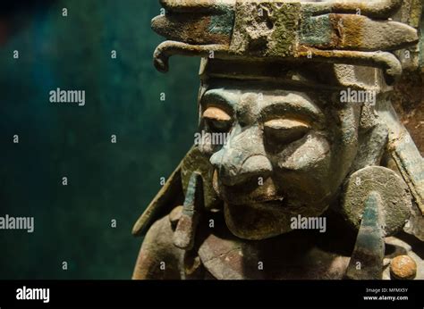 Escultura De Arcilla Hechos A Mano Por La Cultura Maya De La Isla