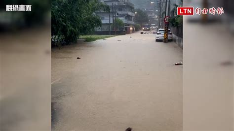 新北午後暴雨！新店土石滑落道路中斷 20多處積水輕軌險遭波及及（翻攝畫面）─影片 Dailymotion