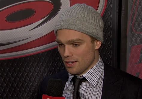 Max Domi Et Andreas Athanasiou Signent Avec Les Blackhawks De Chicago