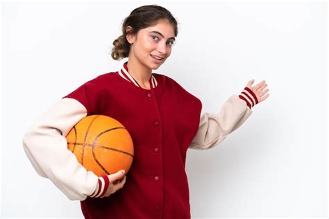 Mulher Jovem Jogadora De Basquete Isolada Em Fundo Branco Estendendo