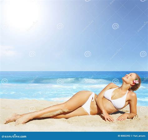 Eine H Bsche Frau Im Bikini Ein Sonnenbad Nehmend Am Strand Stockfoto