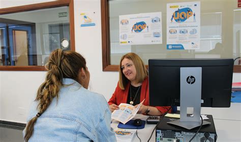 Más de 280 personas han pasado por la oficina de acreditación de la