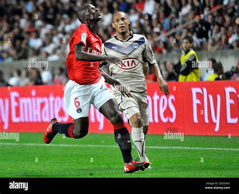 Zoumana Camara Du Psg Lutte Pour Le Bal Avec Yoan Gouffran De Bordeaux