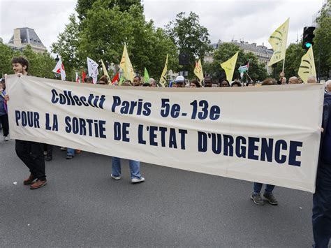 Des Centaines De Manifestants Paris Stop Linstauration Dun Tat