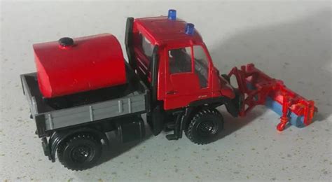 NR 2291 WIKING Feuerwehr MB Unimog U 400 Einsatzwagen mit Räumschild 1