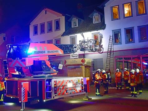 Feuerwehr rettet Menschen in Braunschweig über Drehleiter