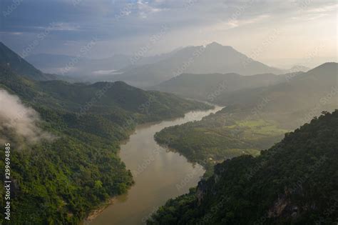 Foto De Aerial View Of Mountains And River Nong Khiaw North Laos